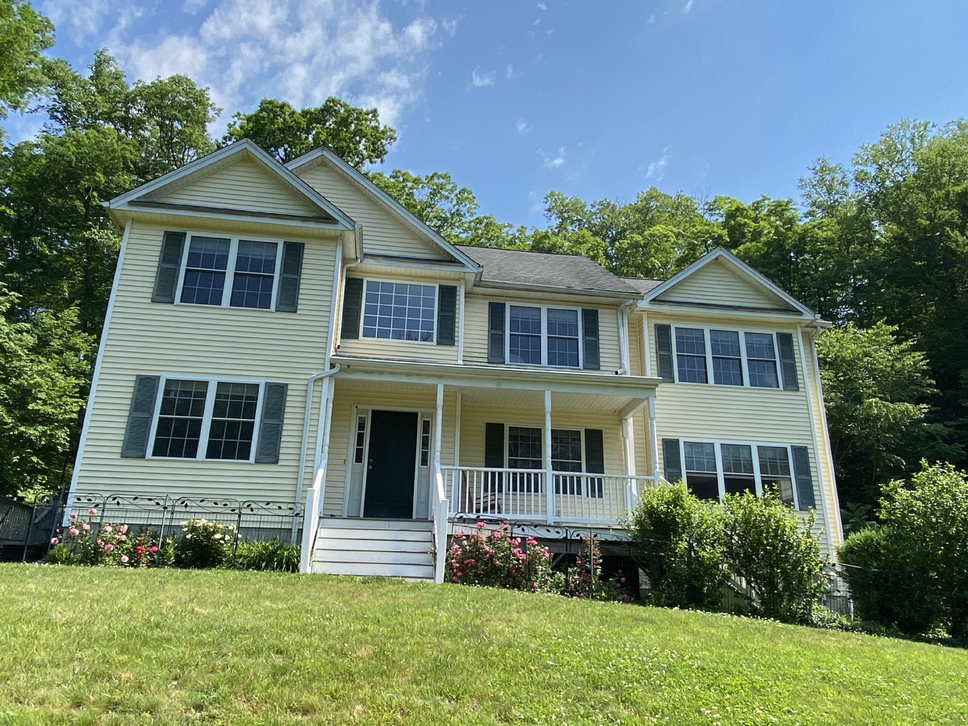 Newtown Home, CT Real Estate Listing