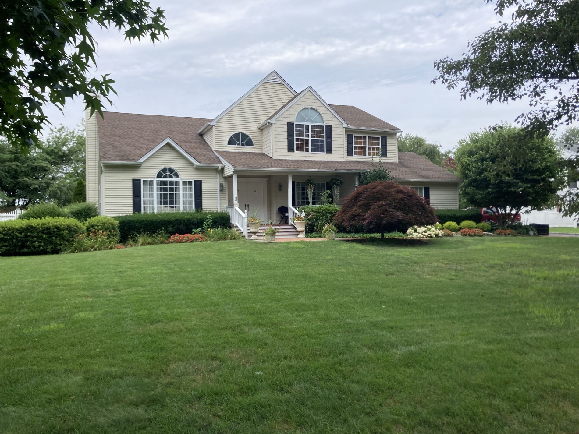 Commack Home, NY Real Estate Listing