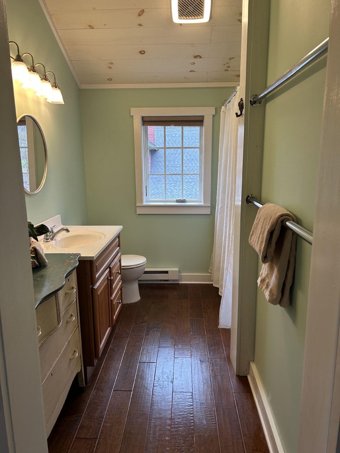 Apartment Bathroom With Tub/Shower