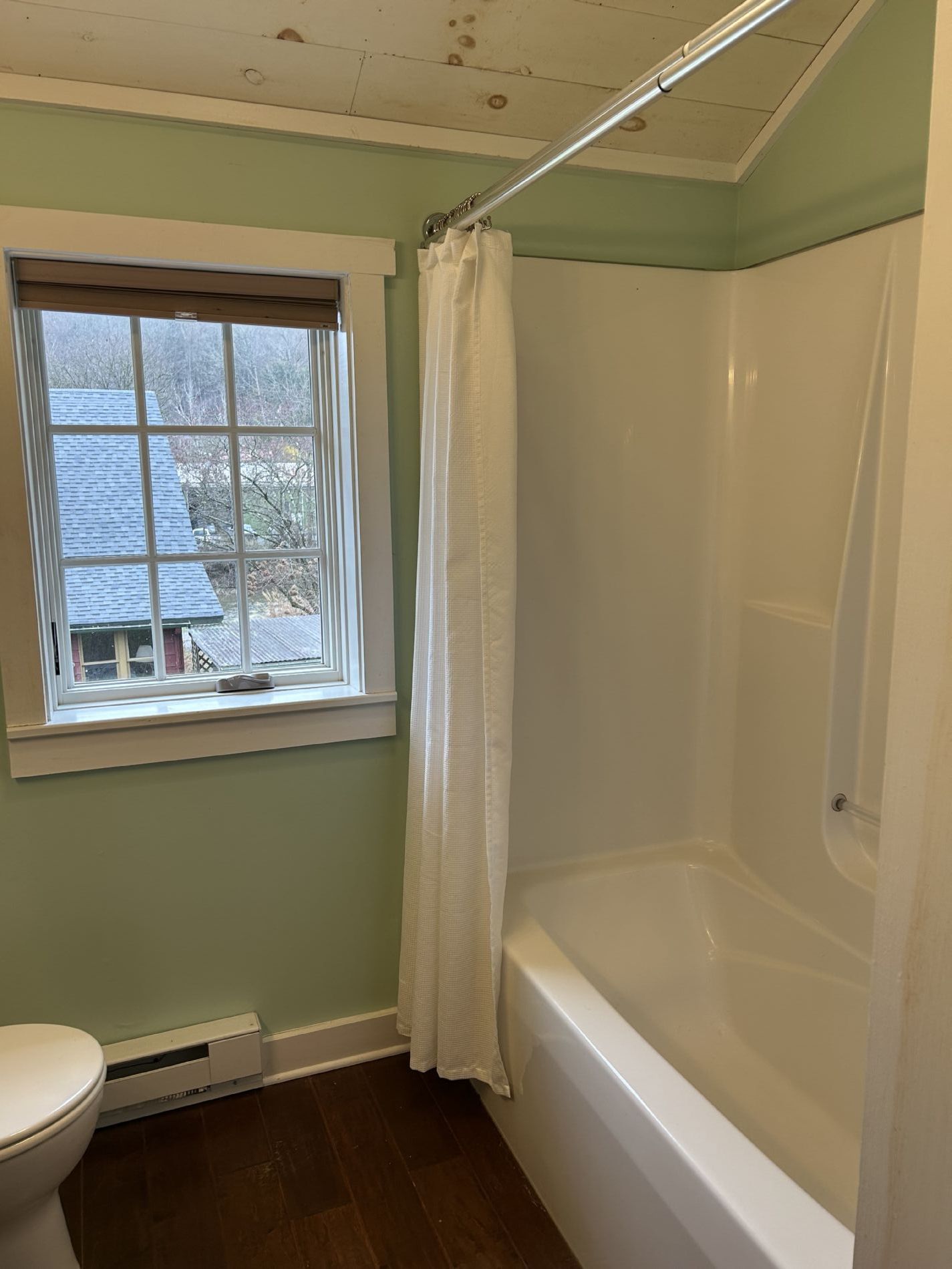 Apartment Extra Deep Tub Shower