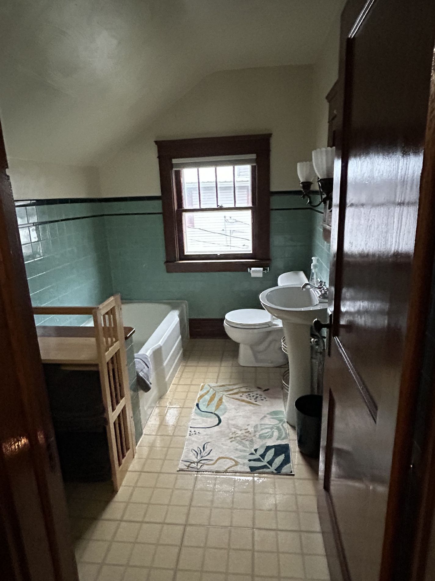 House Upstairs Bathroom with Tub