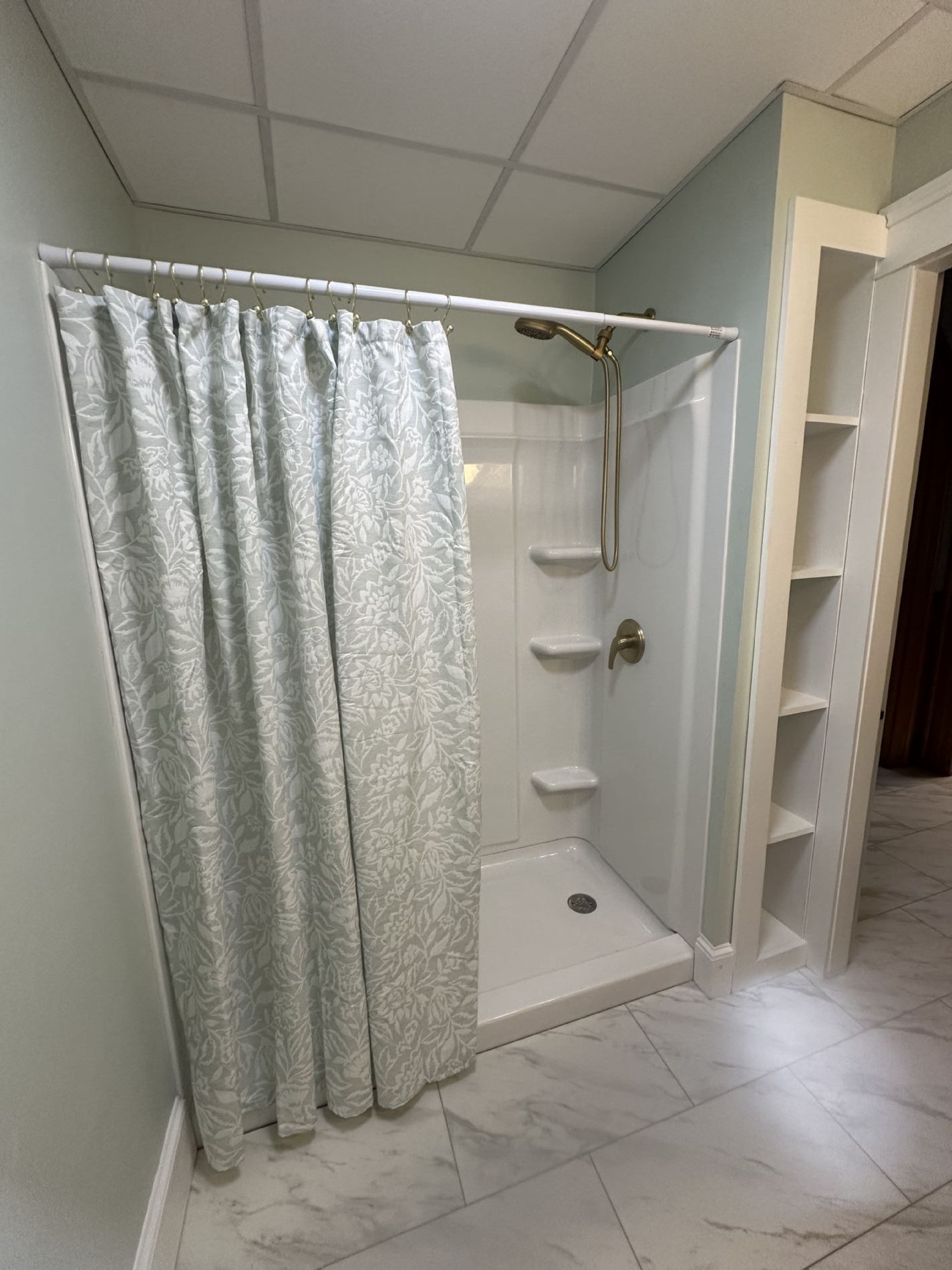 1st Floor Full Bathroom 