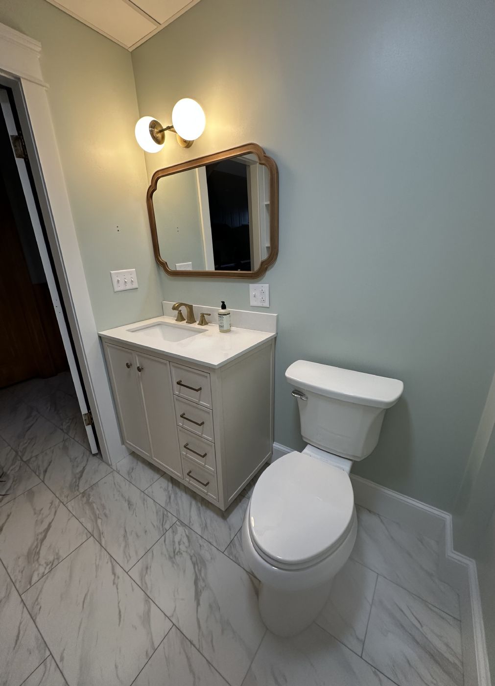 1st Floor Full Bathroom 