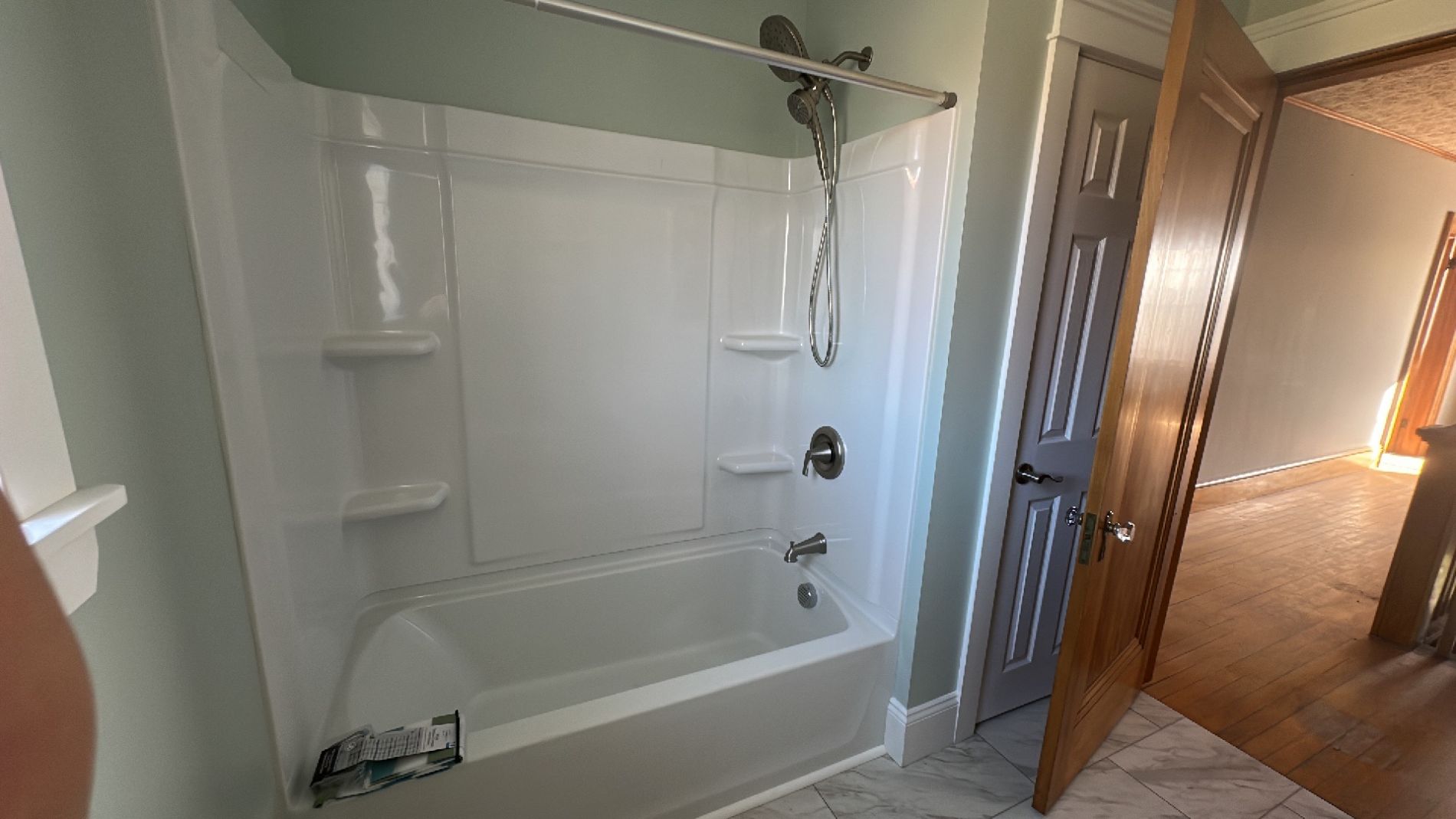 2nd Floor Full Bathroom 